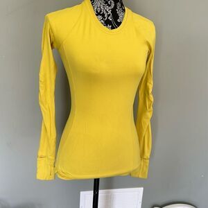 Lululemon size 4 long sleeve top